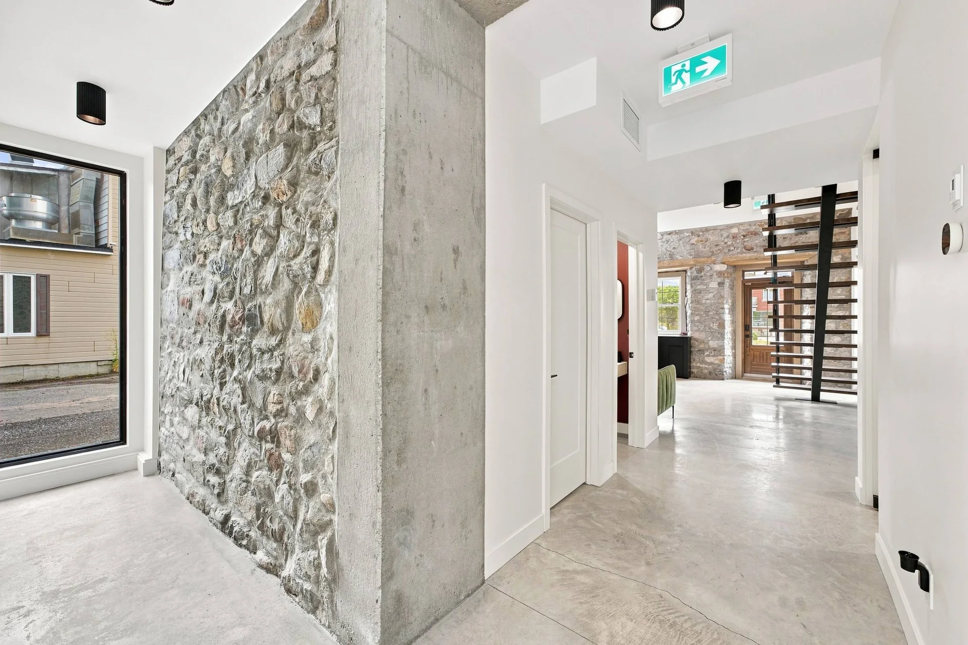 Le mur de pierre le long de l’aire de circulation
