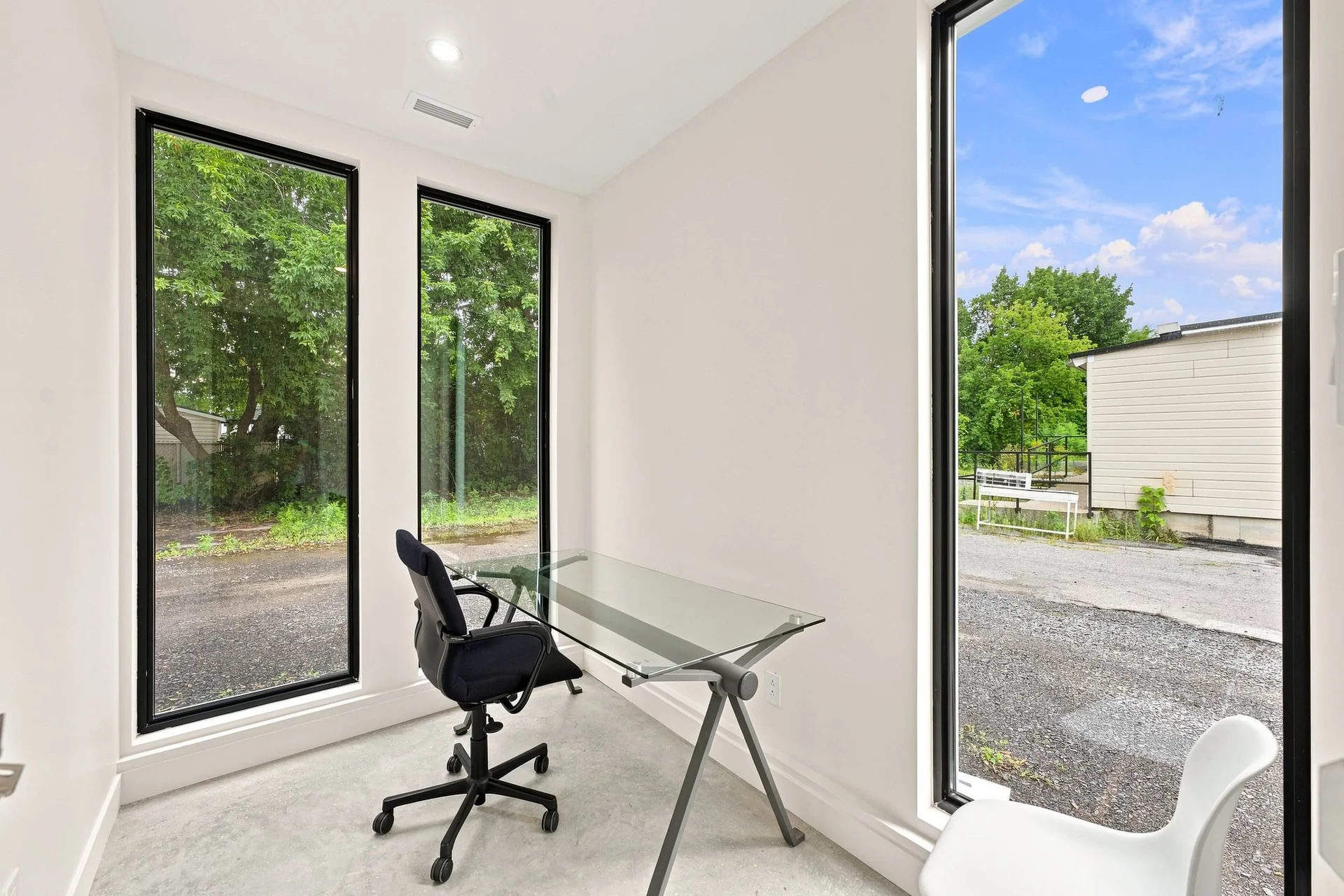 Un bureau d’angle et sa fenestration sur deux côtés