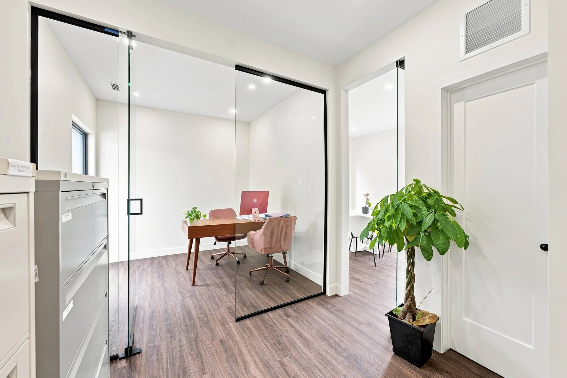 Des bureaux séparés par des cloisons vitrées