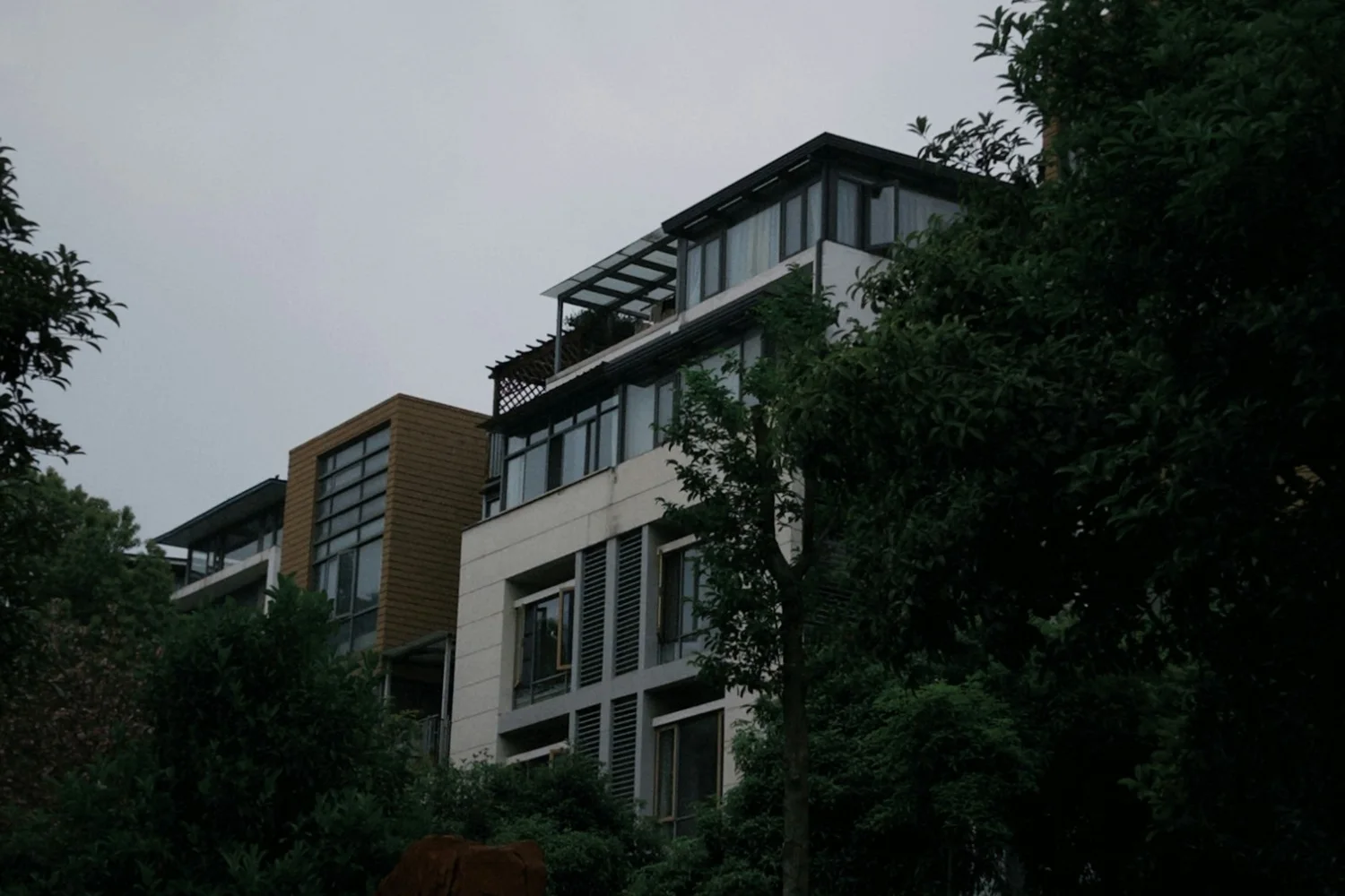 Immeubles résidentiels contemporains entourés d’arbres