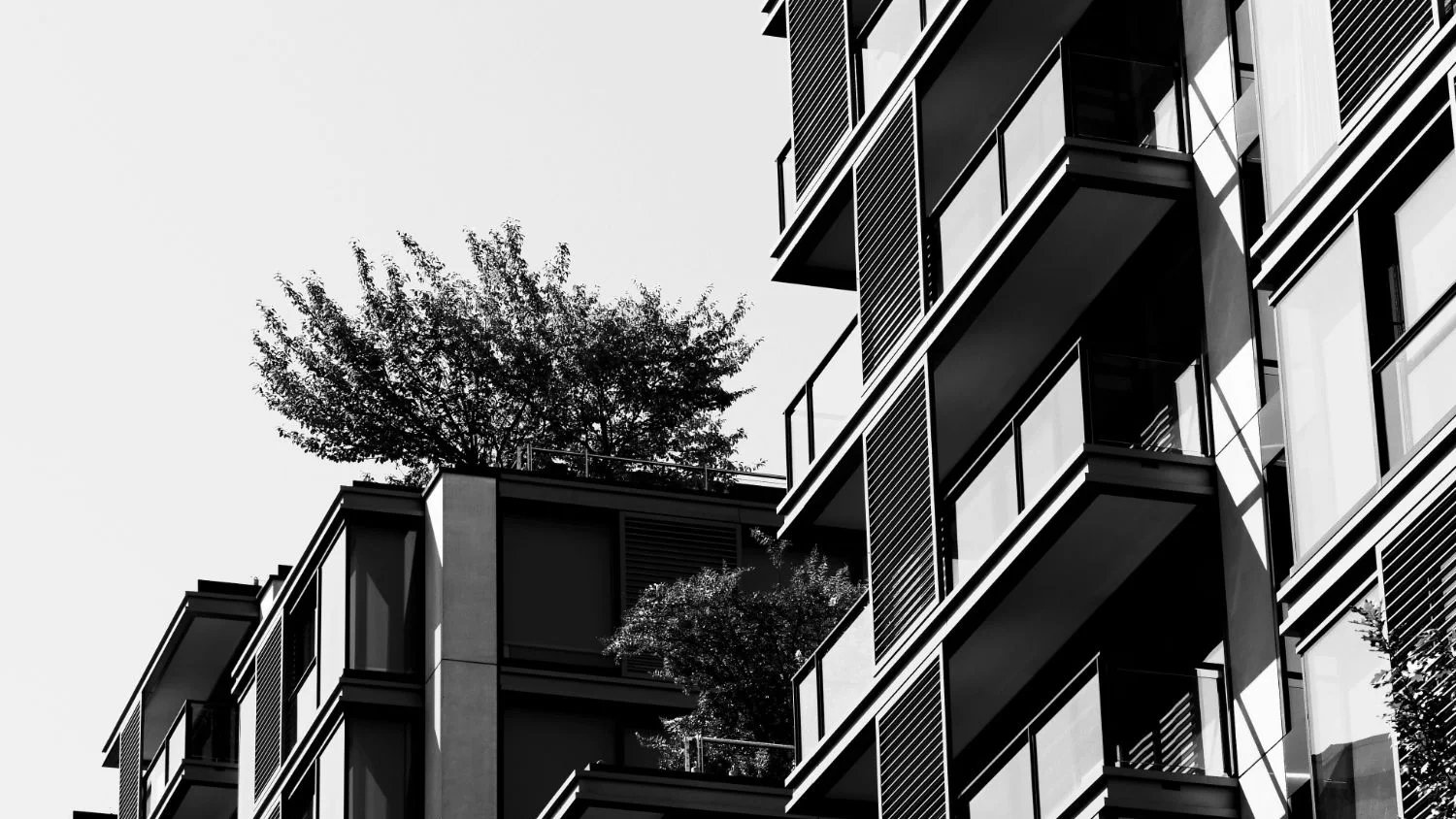 Balcons et persiennes d’immeubles résidentiels contemporains