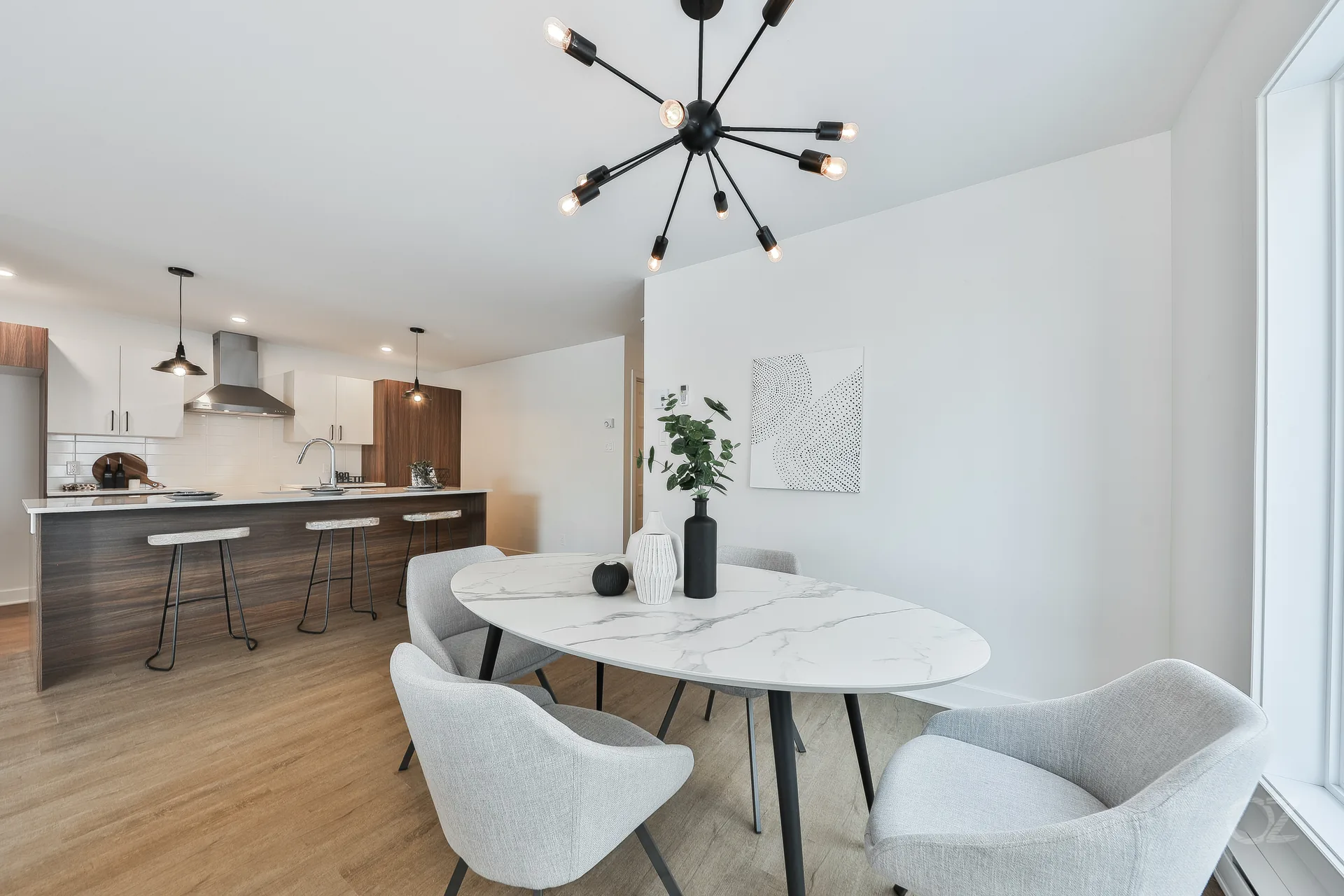 Le coin repas et la cuisine, en enfilade