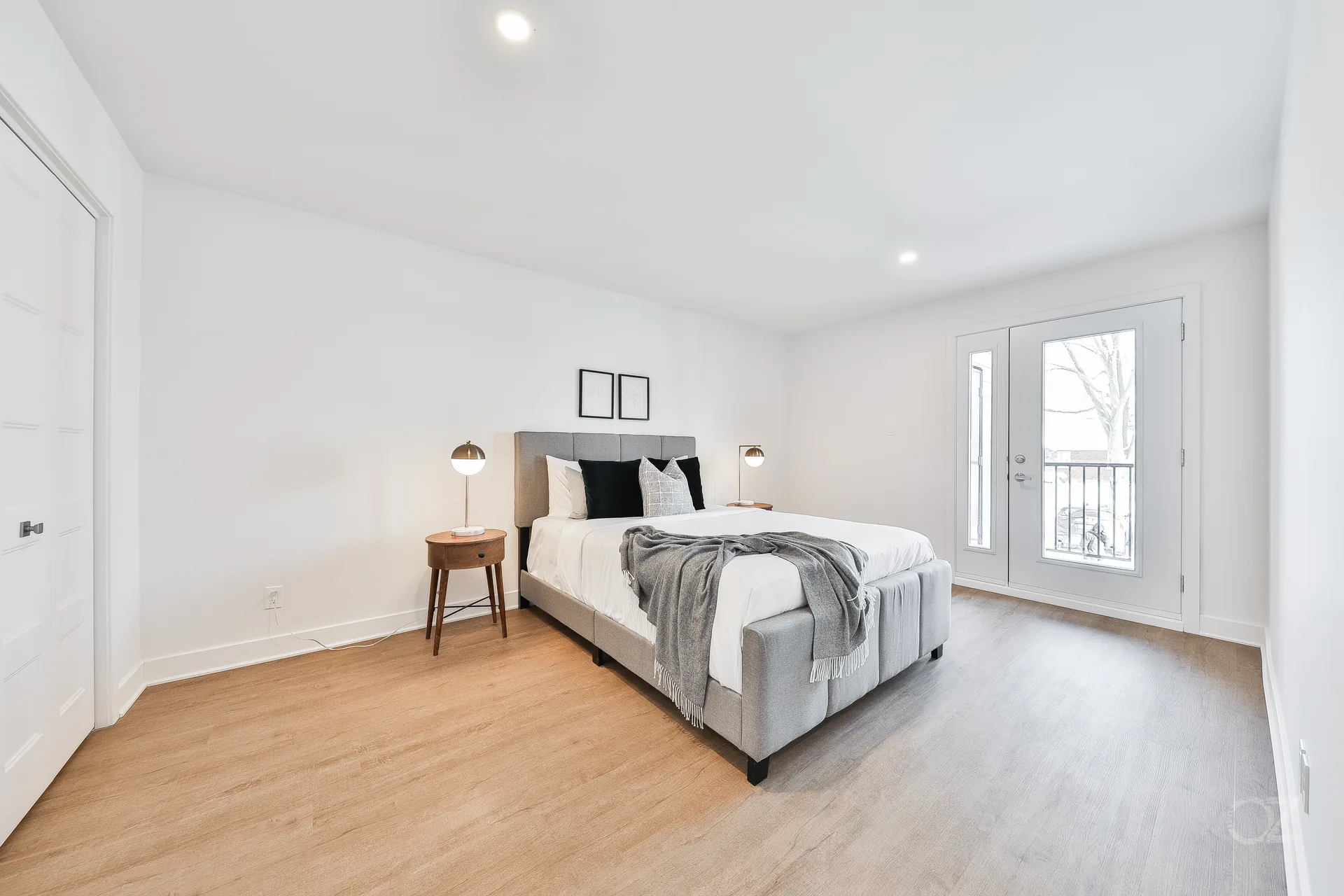 Une chambre et sa porte vitrée