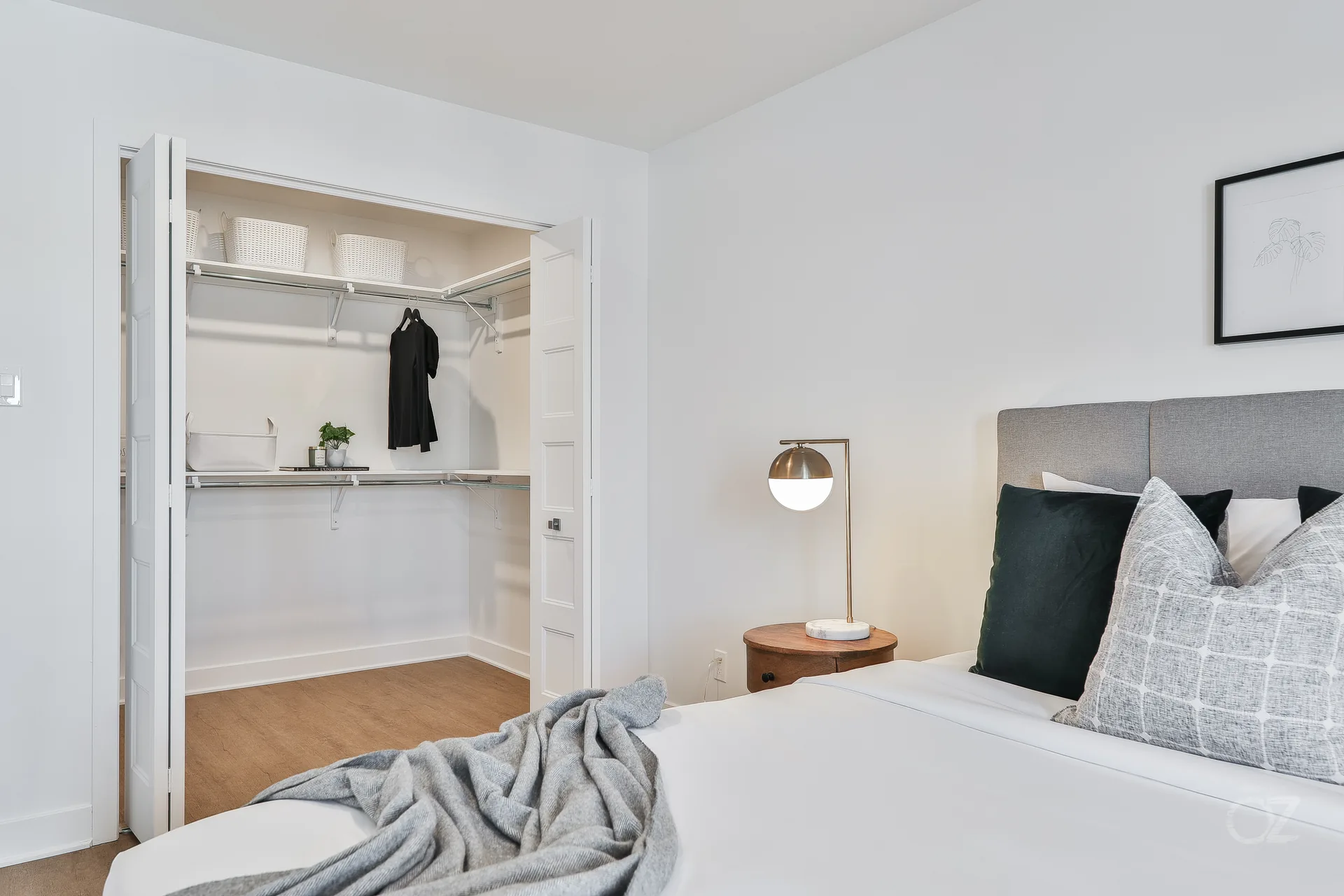 Une chambre, penderie ouverte