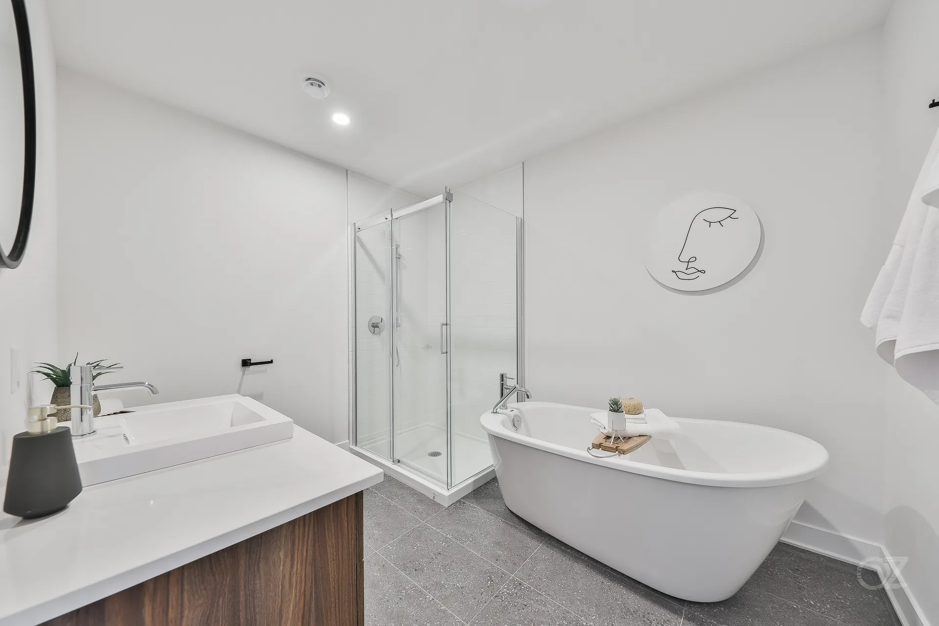 La salle de bain, sa douche vitrée et sa baignoire autoportante