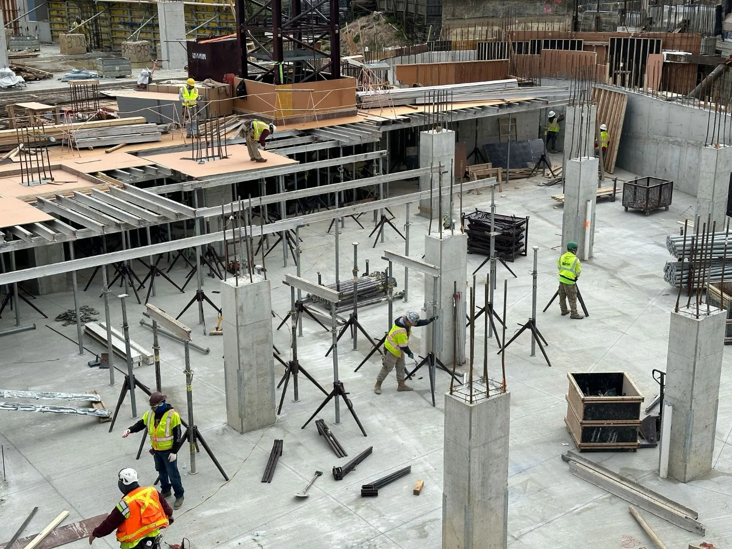Dalle de béton, colonnes et coffrages sur un chantier en cours