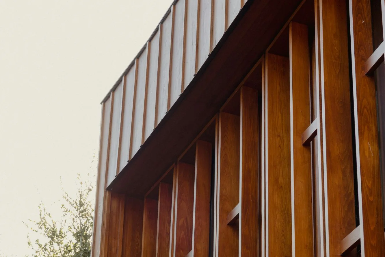 Bardage de bois à claire-voie sur une façade contemporaine