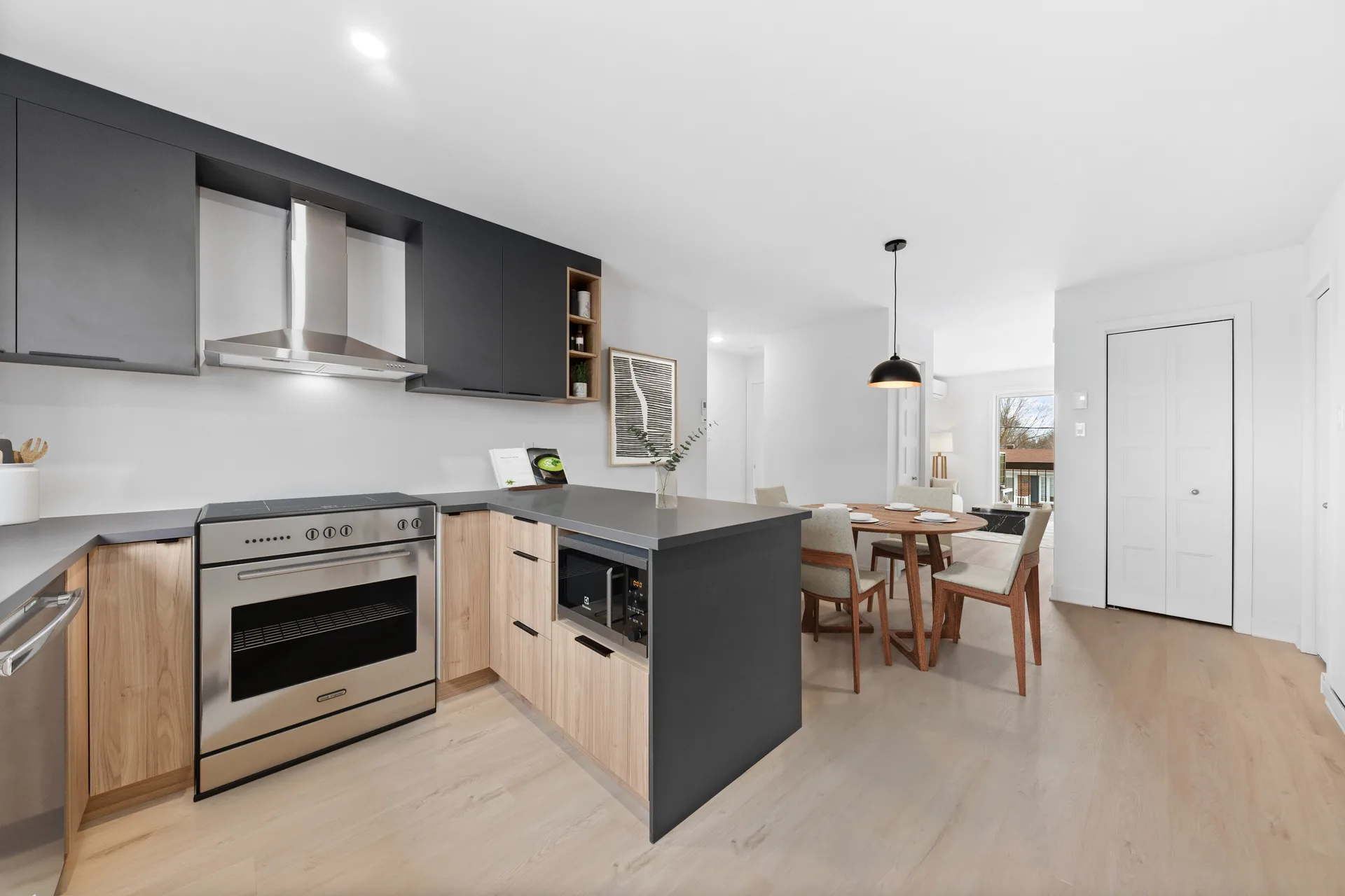 La cuisine et la salle à manger, dans le prolongement l’une de l’autre