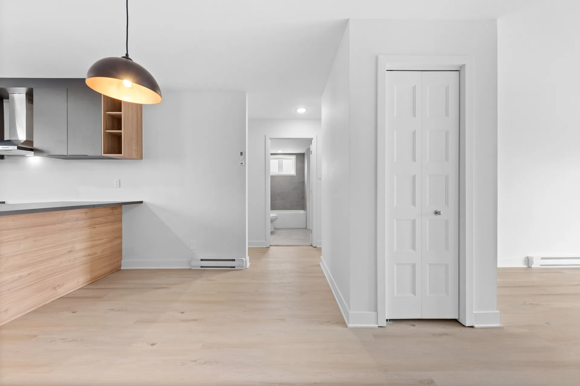 Le couloir desservant la salle de bain, depuis la cuisine