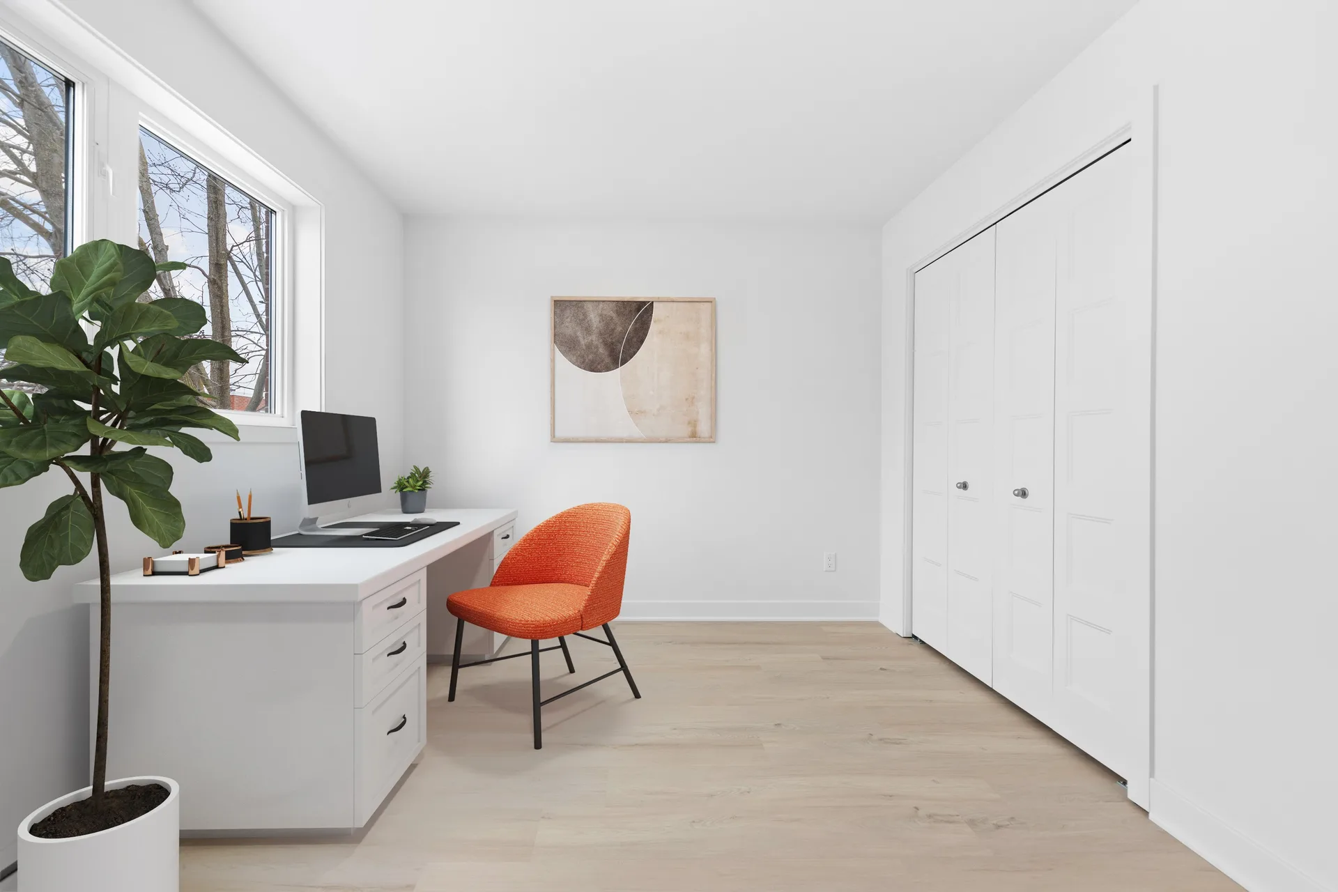 Une pièce aménagée en espace de travail, avec penderie