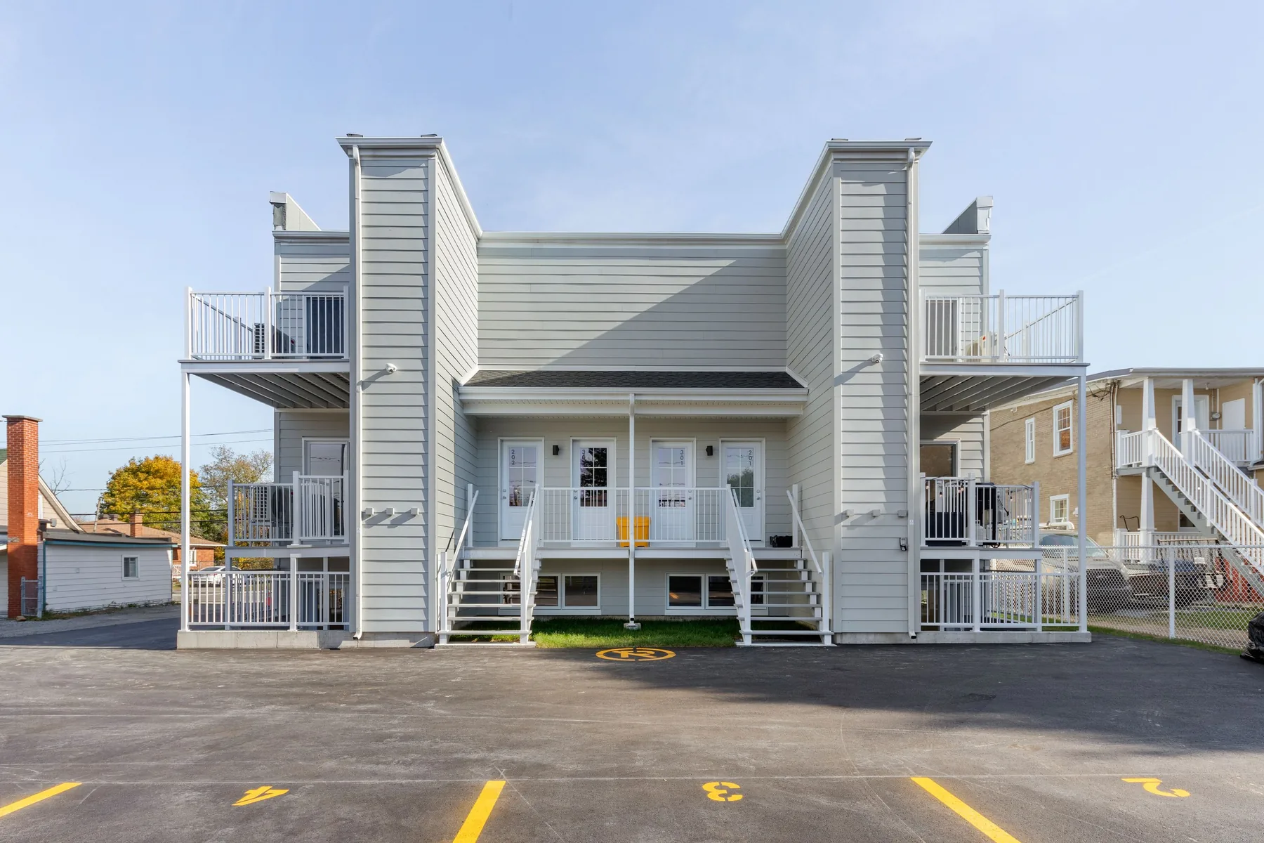 L’arrière de l’immeuble, ses balcons et son stationnement
