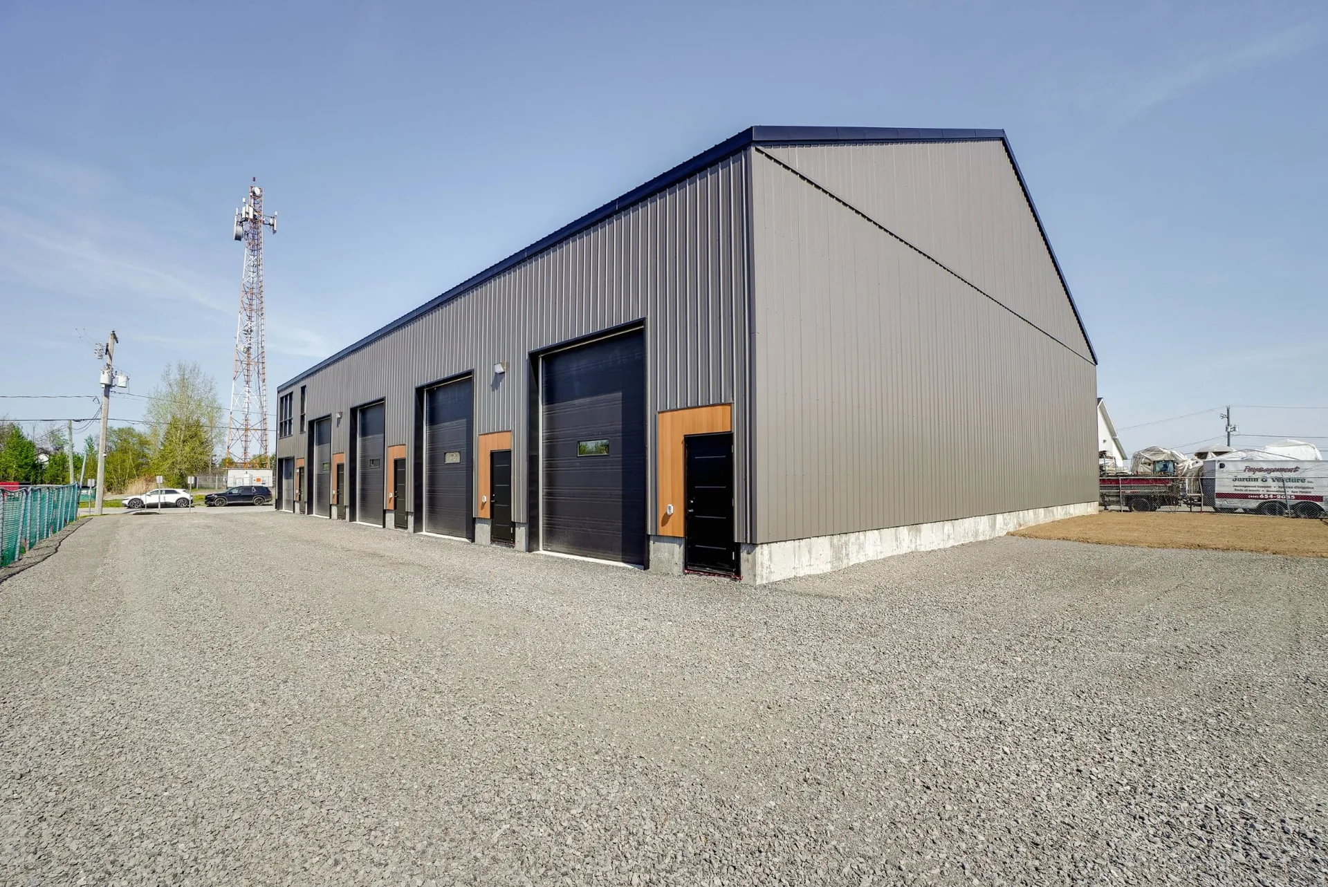 L’élévation industrielle et ses portes de garage, depuis la cour