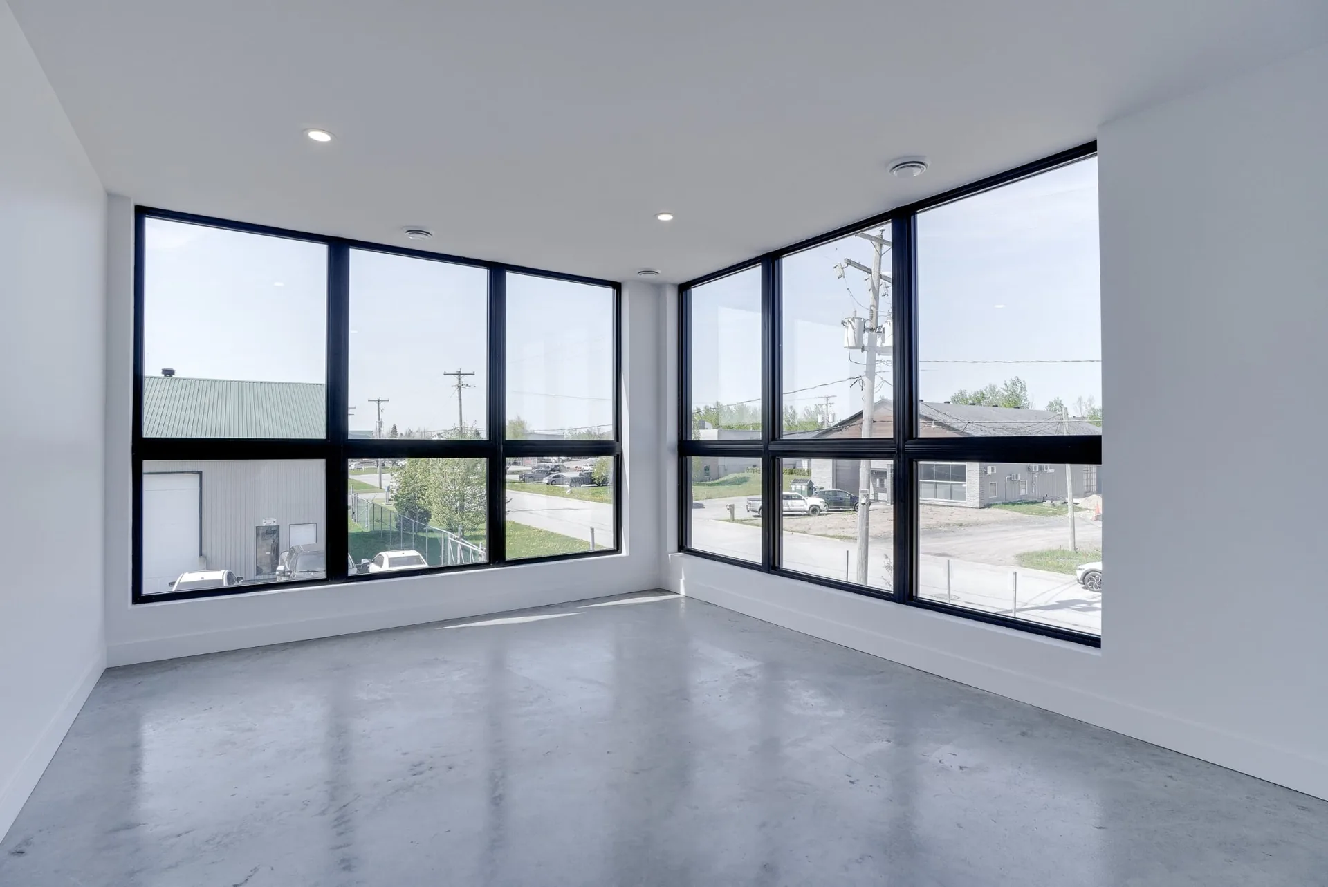 Un bureau d’angle et sa fenestration sur deux côtés