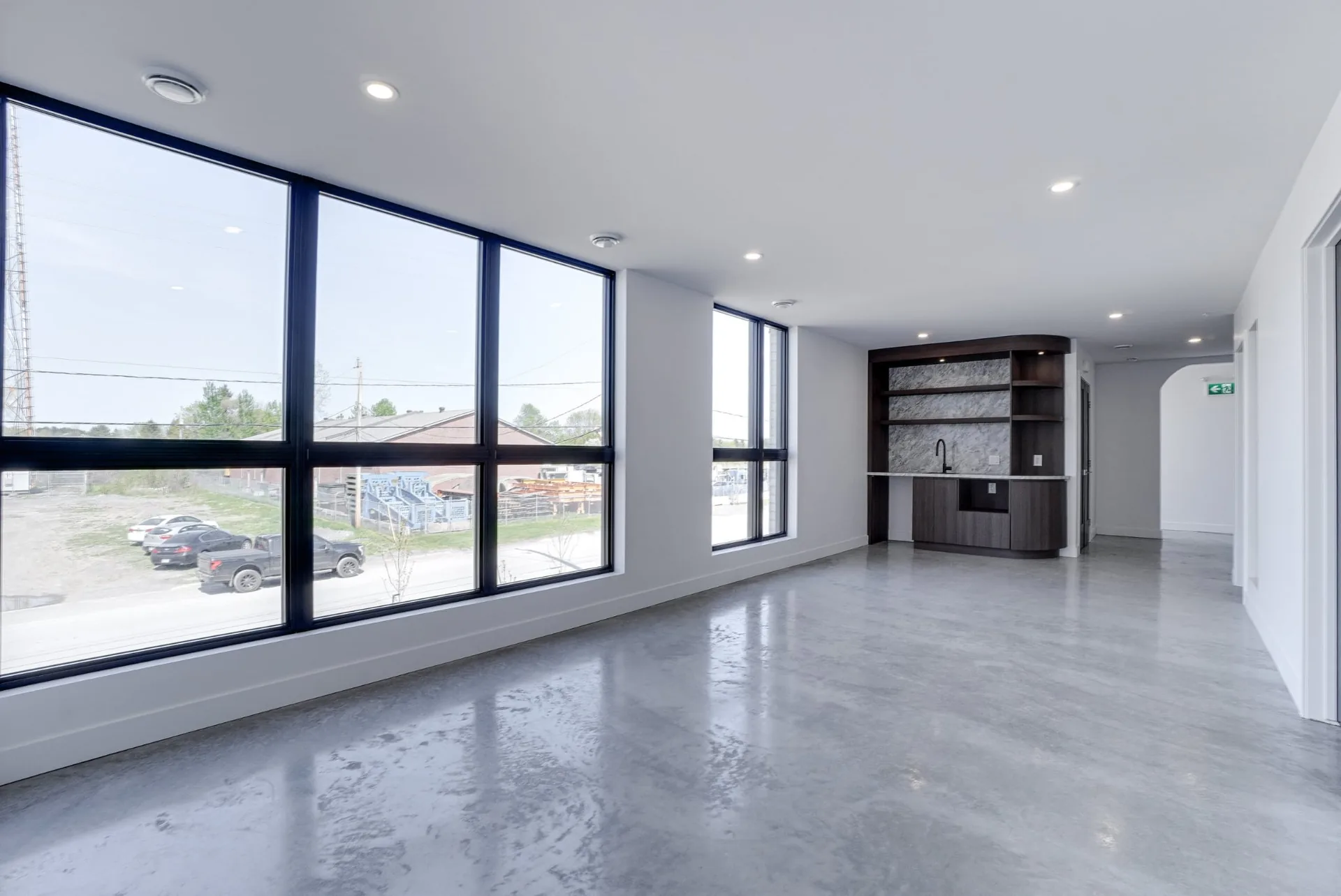 Un espace de bureau traversé par une longue fenestration