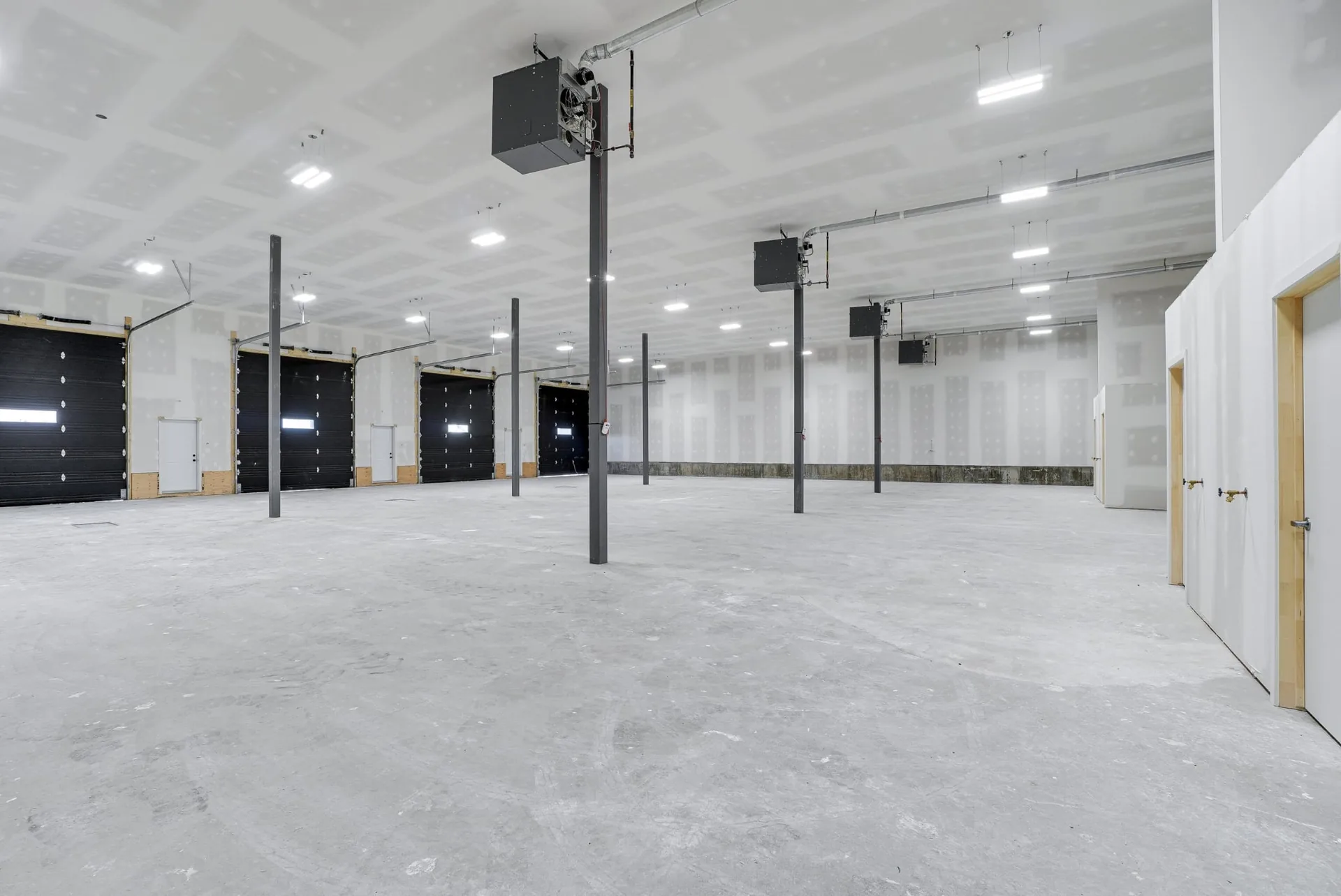 L’espace industriel, dégagé, et ses portes de garage